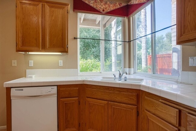 Building Photo - Available Now!! Spacious 4 Bedroom Plus a ...