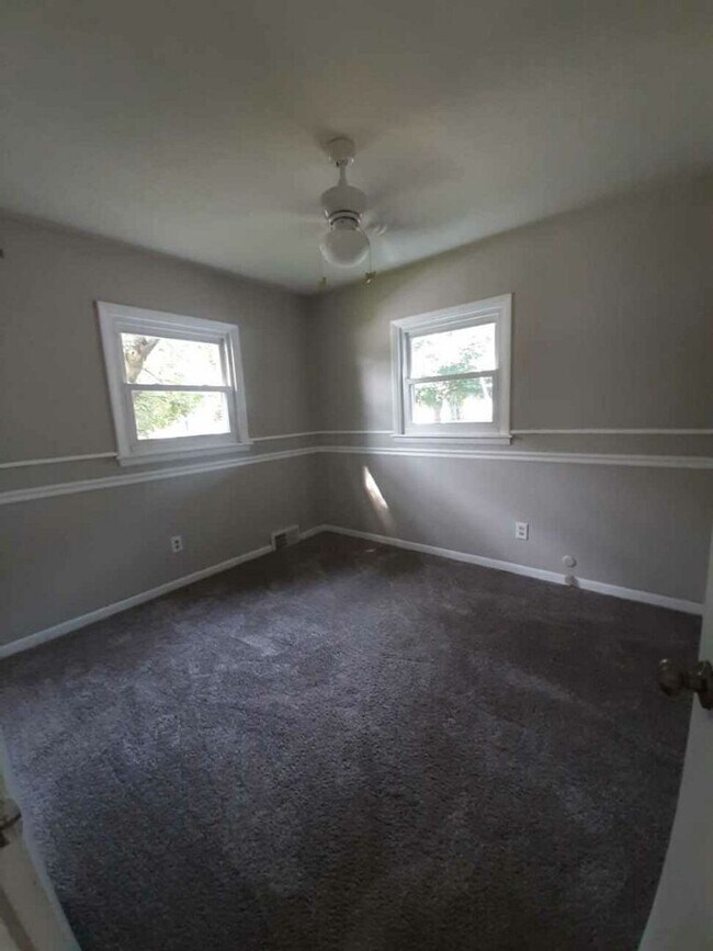 Building Photo - 3 bed 2 bath, 2 car garage Bettendorf Home!