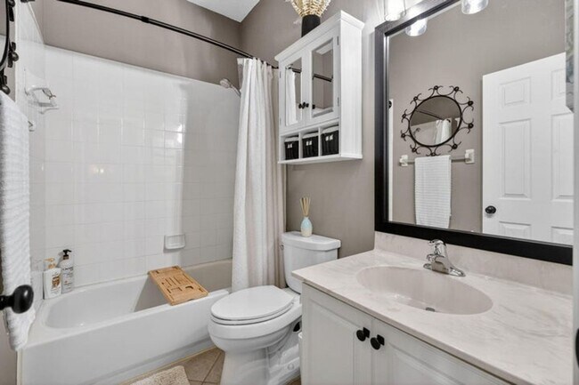 Building Photo - 203 E Thatch Palm Cir