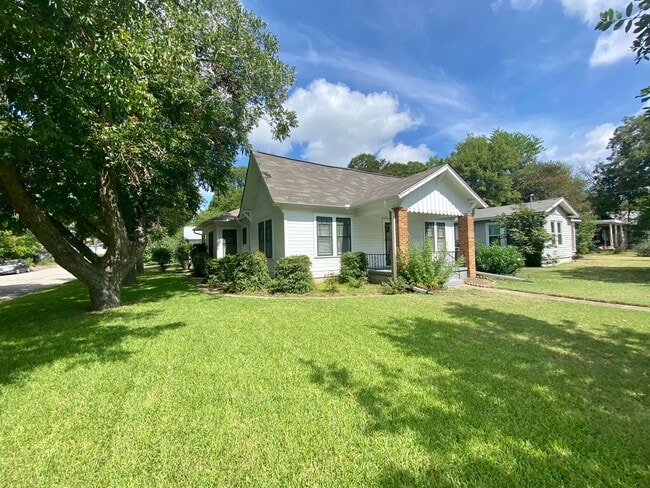 Building Photo - Prelease for August!  Close to Campus!  2800 Dancy.