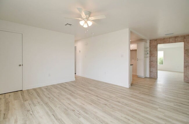 Building Photo - 2539 N 39th Ave