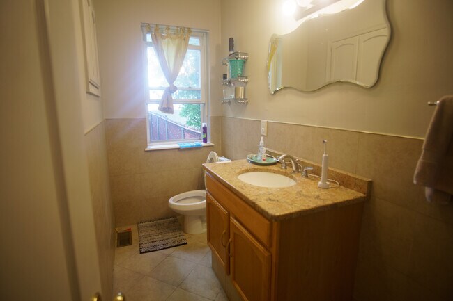 Building Photo - 609 N 34th St