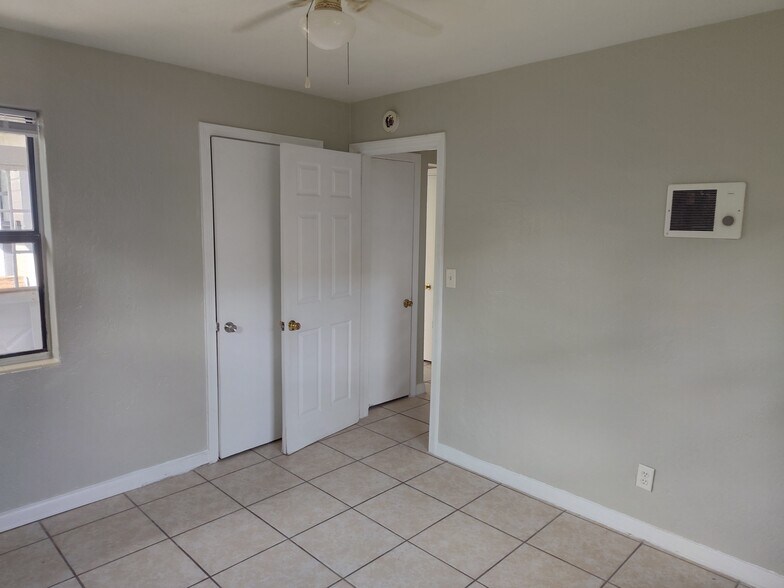 Building Photo - 318 N Oleander Ave