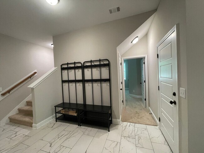 Building Photo - Amazing 5 Bedroom Craftsman-Style Home in Martinez! MOVE IN SPECIAL!