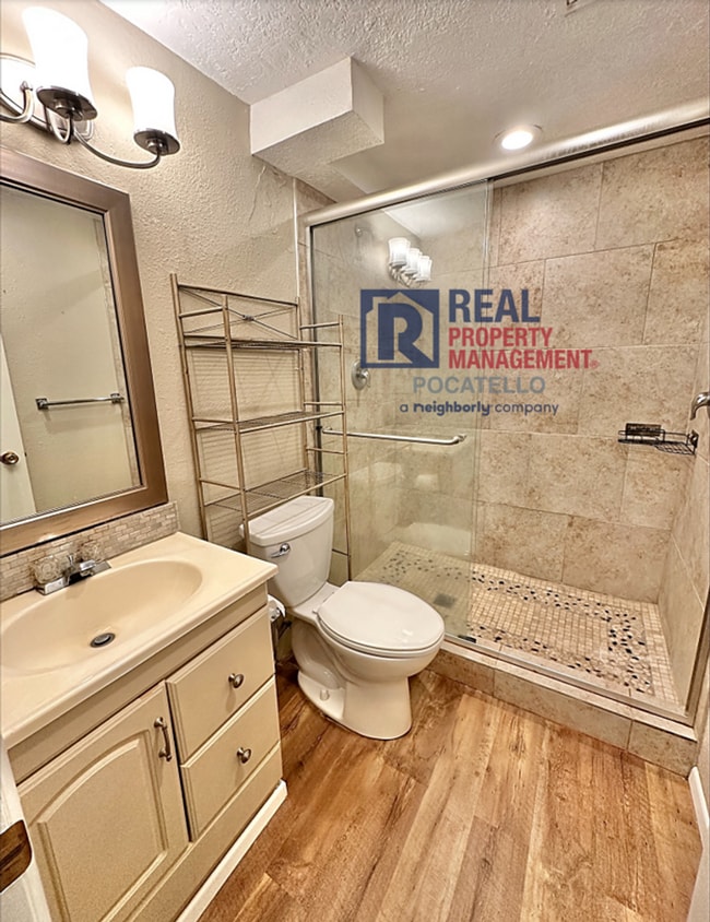 Building Photo - 4 Bedroom 2 Bath - 2 Car Garage House - Do...