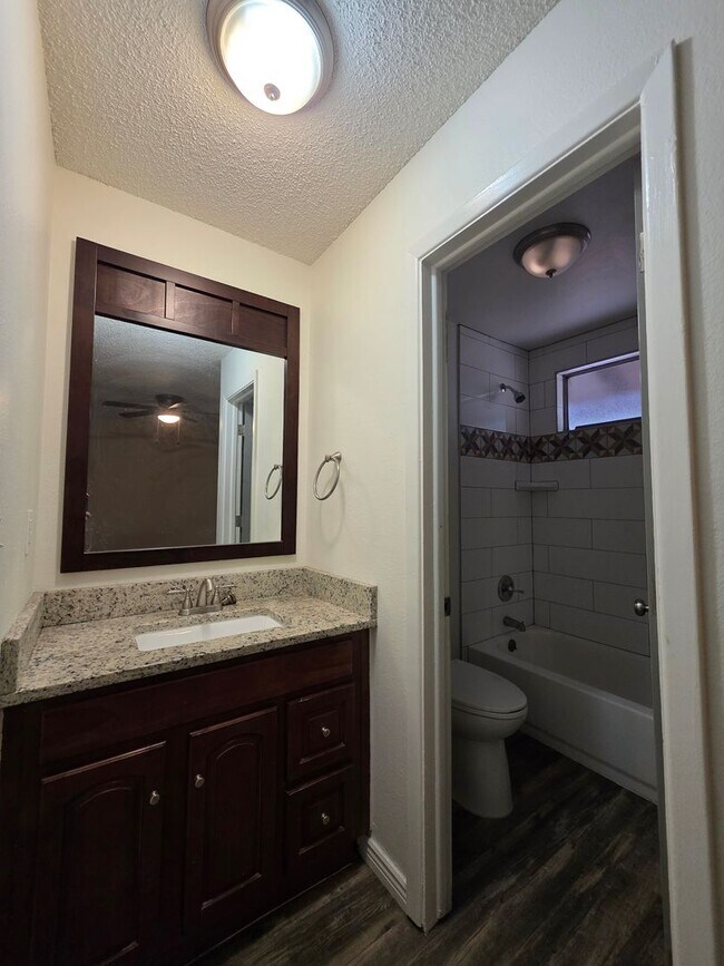 Building Photo - Massive 5 Bedroom Townhouse in Aurora
