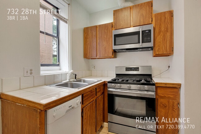 Building Photo - 732 28th St