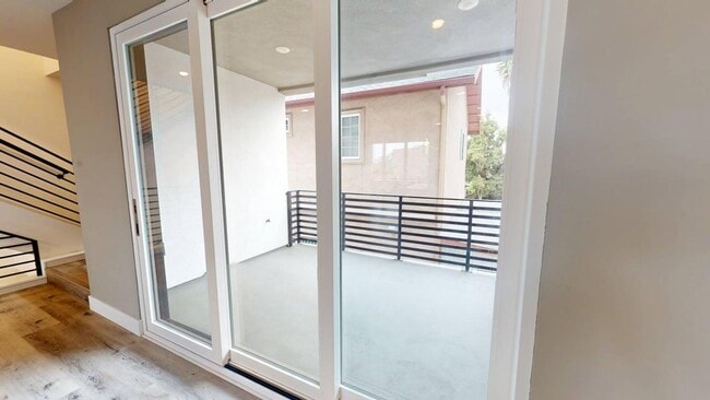 Building Photo - Gated | Light-Filled Townhouse | North Park