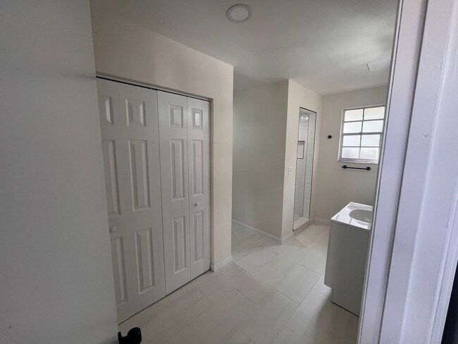 Building Photo - 1/1 Studio/Efficiency in Avondale