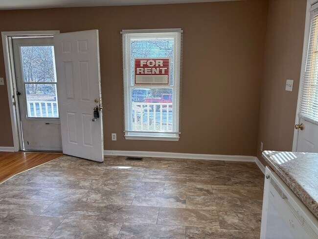 Building Photo - 3 Bedroom Convenient to A&T and Downtown Greensboro!