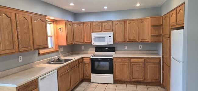 Building Photo - APRIL MOVE-IN-SPECIAL 1st Month Rent $1000 3bed/ 1.5 ba Duplex