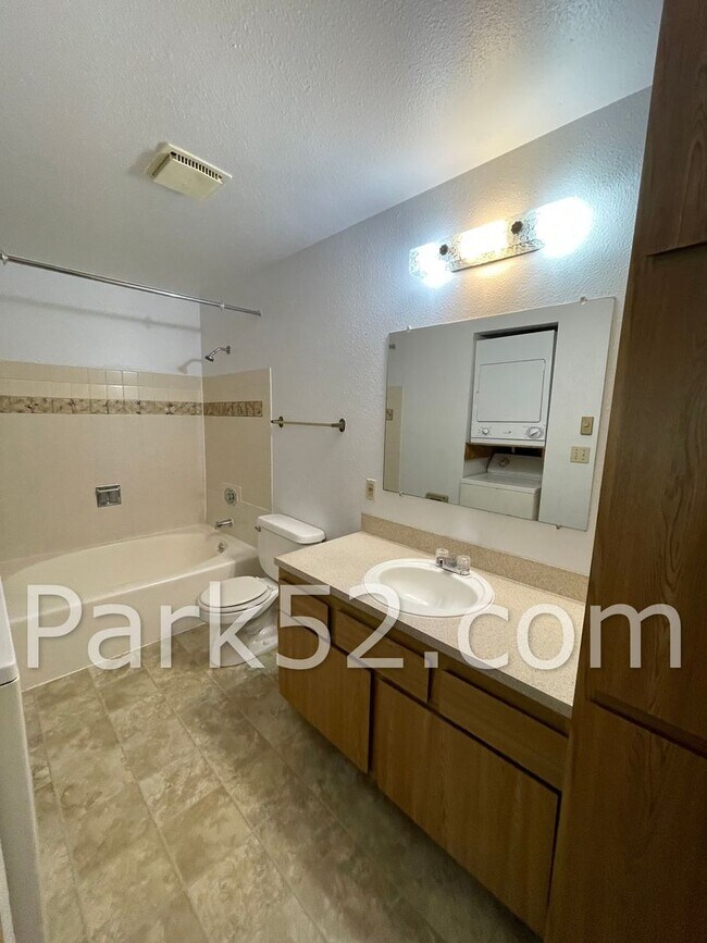 Building Photo - $500 Off First Full Month! Upper Floor 2 Bedroom 1 Bath Apartment With Washer/Dryer!