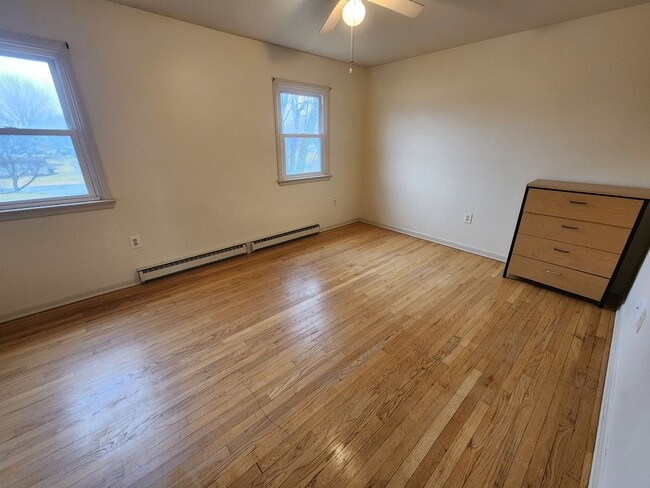 Building Photo - 6233 Mountain View Dr