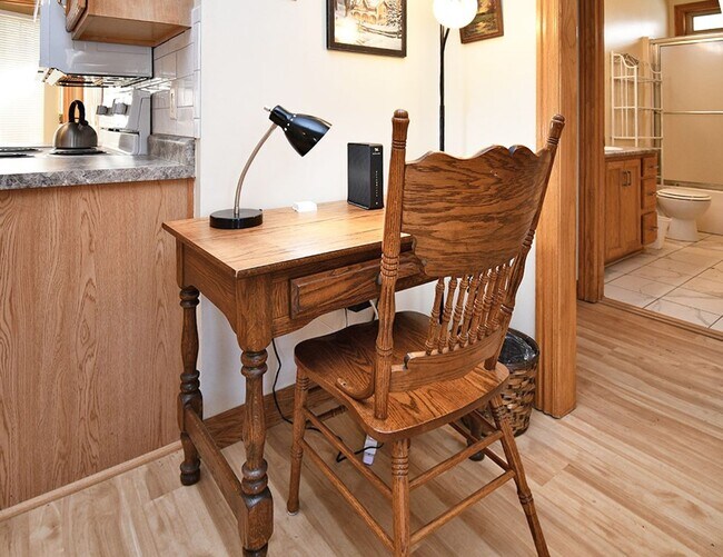 Building Photo - 2 Blocks from MERCY HOSPITAL! FULLY FURNIS...