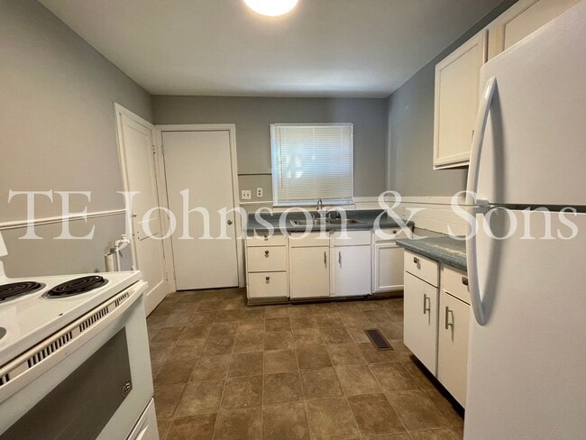 Building Photo - Cozy Duplex Living Near Downtown Winston-Salem