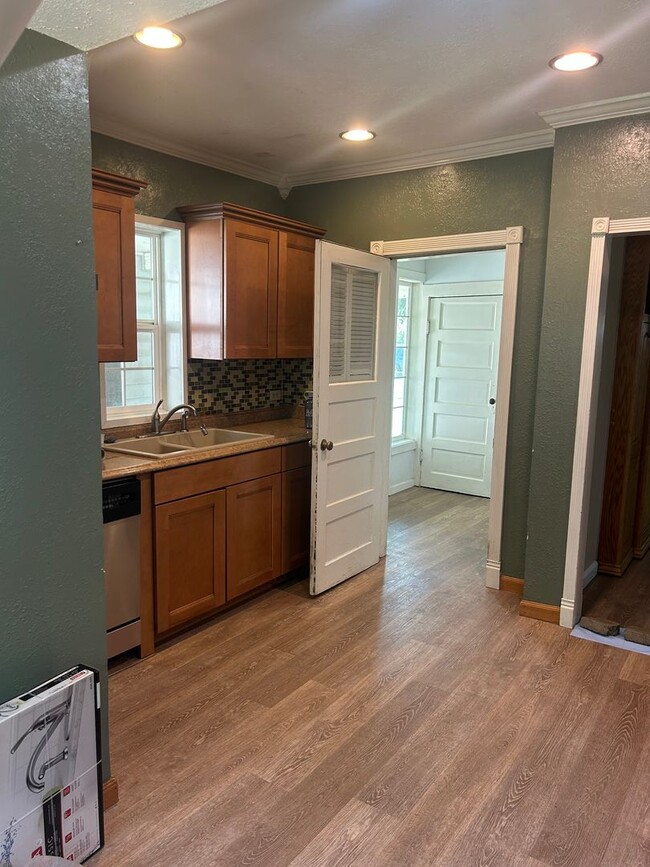 Building Photo - Beautiful 3-bedroom home with large yard