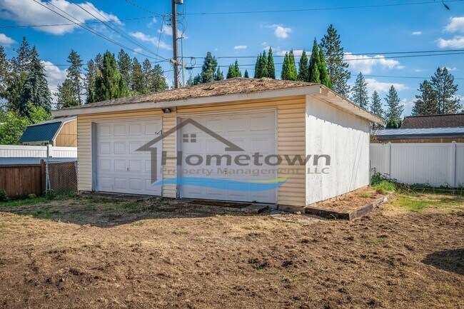 Building Photo - 4 Bedroom 2 Bath Home with 2-Car Detached Garage Available in Hayden, Idaho!