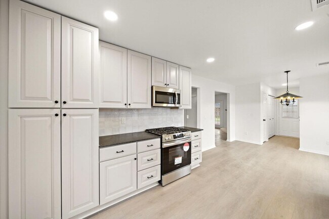 Building Photo - 15411 Robin Grove Ct