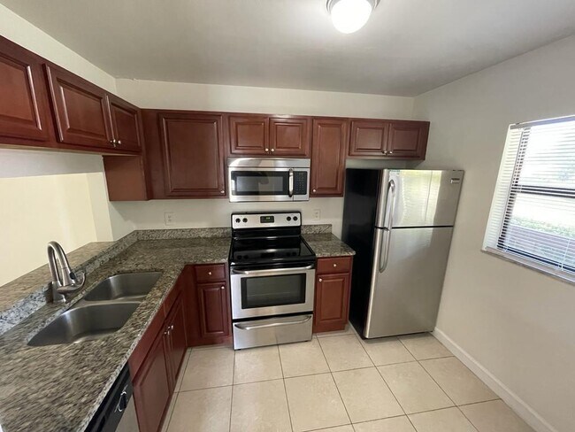 Building Photo - 6844 Palmetto Cir S