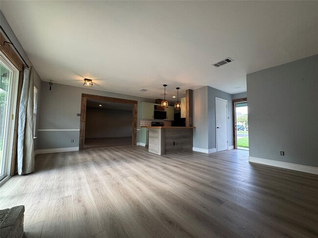 Building Photo - 3520 Roanoke Dr