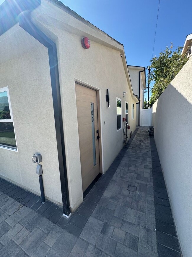 Building Photo - Newly Built Attached ADU in Prime Glenoaks...