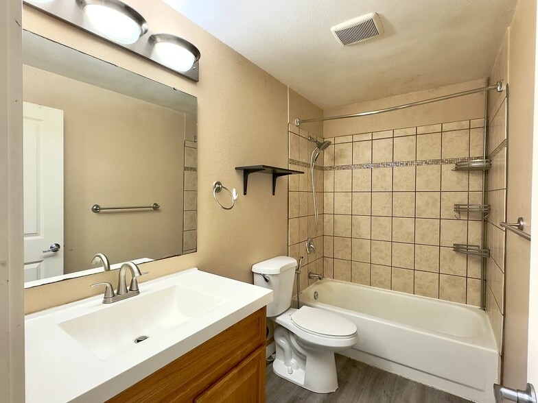 Building Photo - 412 Center Rd