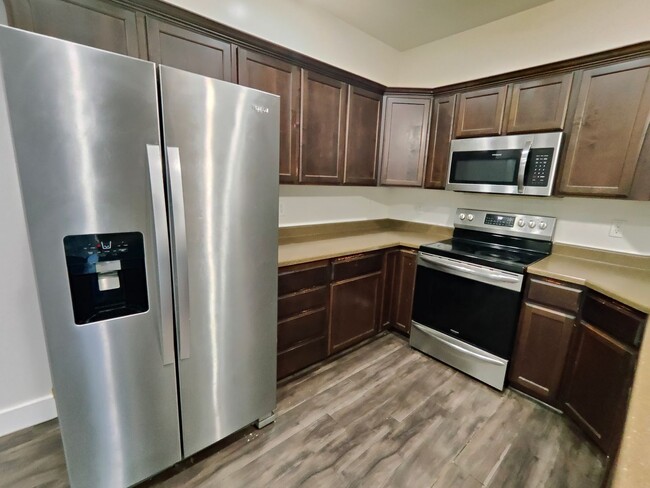 Building Photo - Charming 3-Bed, 2-Bath Condo - Two Weeks F...