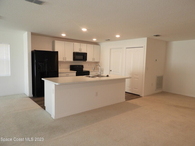 Building Photo - 690 San Filippo Dr SE