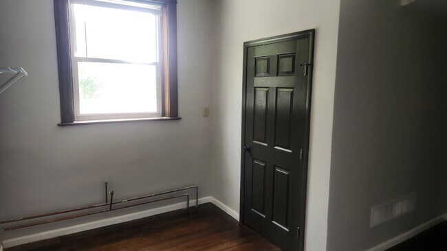 Building Photo - "Spacious 5-Bedroom Gem with 2 Full Baths in St. Louis – Your Ideal Family Home Awaits!"