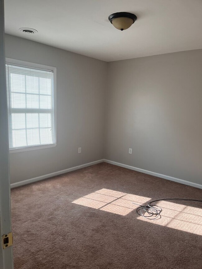 Building Photo - Spacious two bedroom in Altavista! Close t...