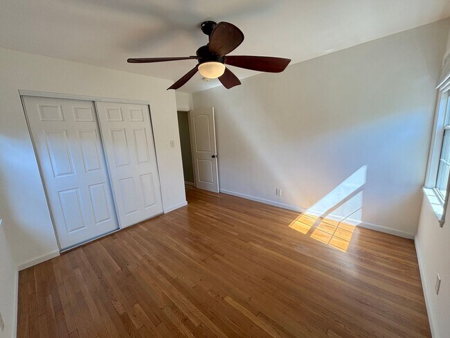 Building Photo - 2 Bedroom home located in Long Beach now available!