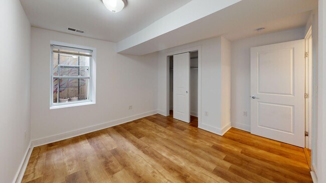 Building Photo - 472 Ridge St NW