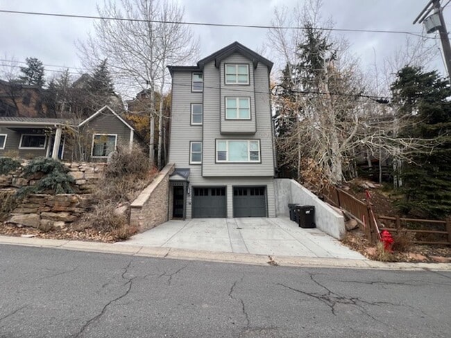 Building Photo - OLD TOWN GEM