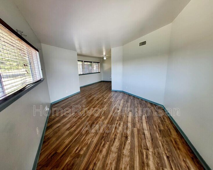 Building Photo - 103 E Skyview Dr