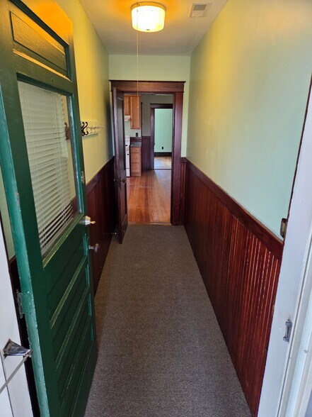 Building Photo - 152 Maple St