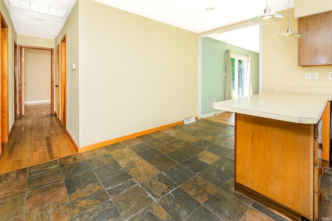Building Photo - 117 N Hillsdale Dr