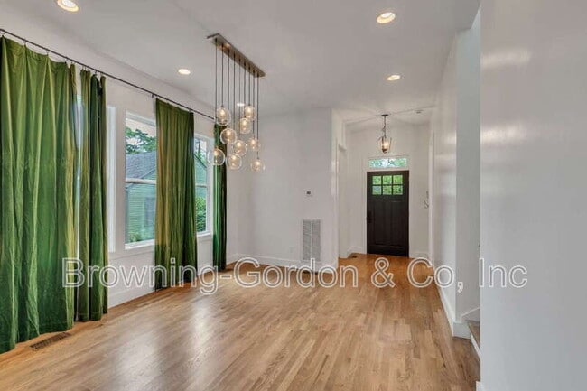 Building Photo - 1137B Kirkland Ave
