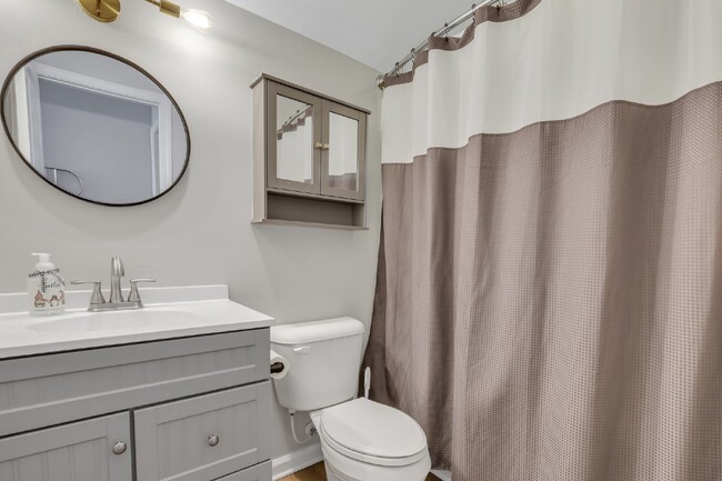 Building Photo - Executive Home in Convenient Location