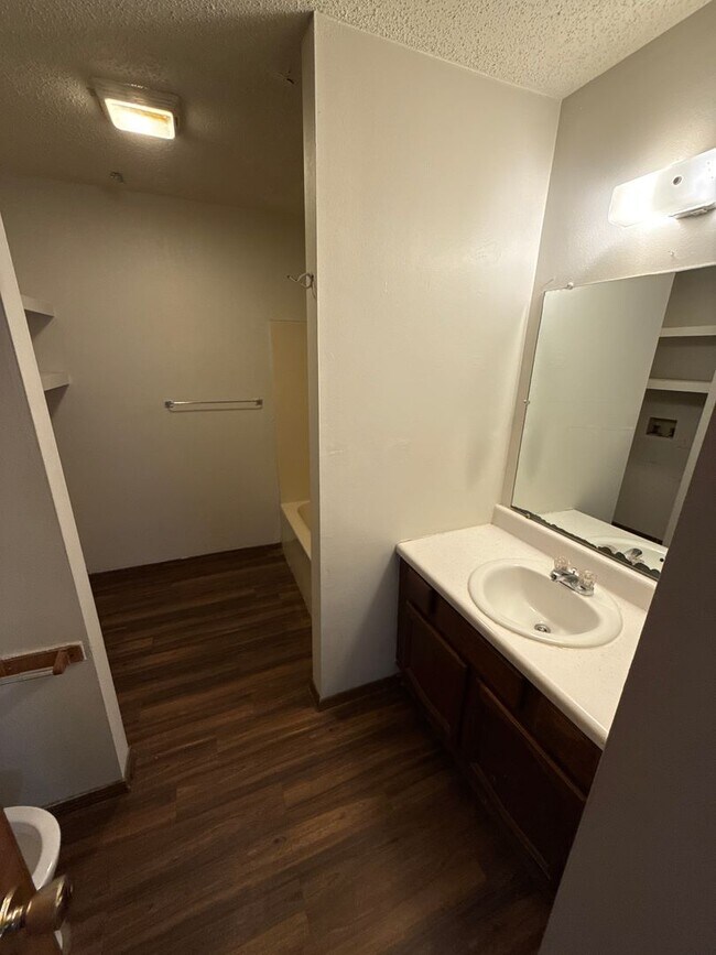 Building Photo - 805 E N St