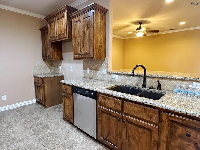 Building Photo - 6018 Oakmont Dr