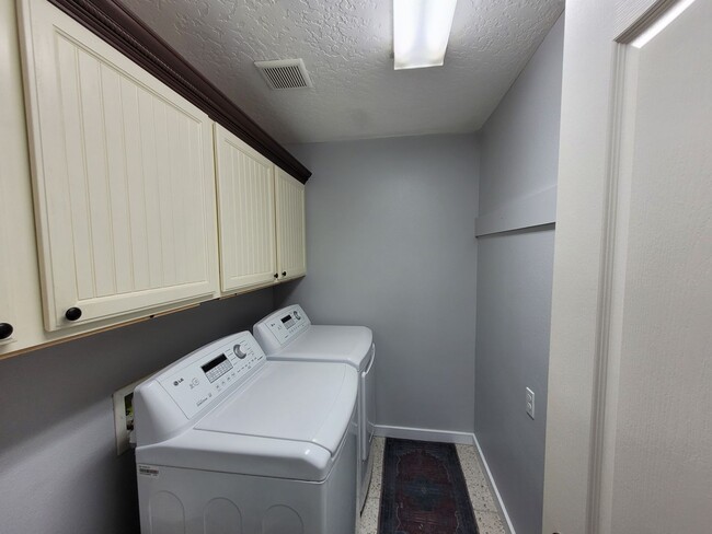 Building Photo - Stunning Home with Hot Tub with Detached O...