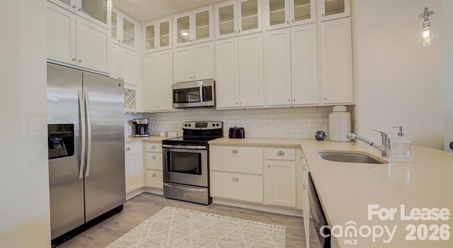 Building Photo - 16408 Holly Crest Ln