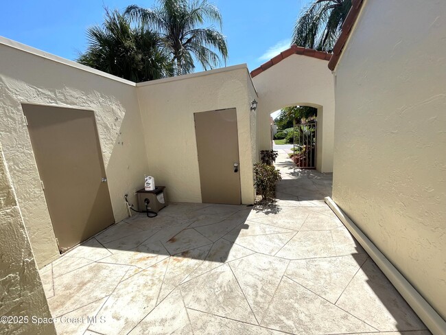 Building Photo - 740 Spring Valley Dr