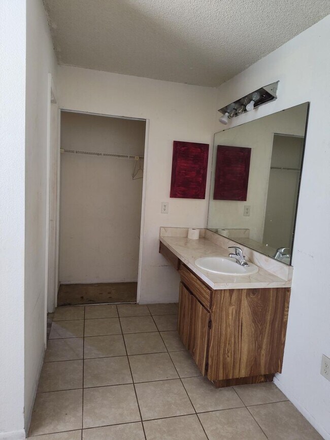 Building Photo - Welcome to Silver Springs Shores–Plaza Rid...