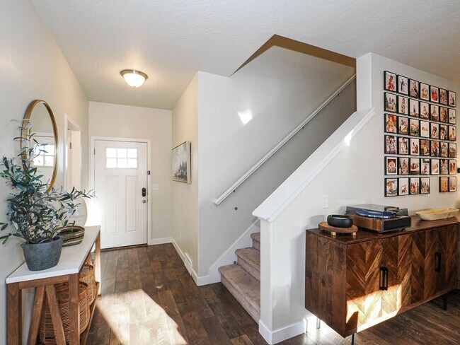 Building Photo - Beautiful House in Excellent Daybreak Loca...