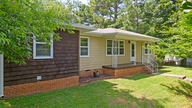 Building Photo - 3005 Pine Dr NE