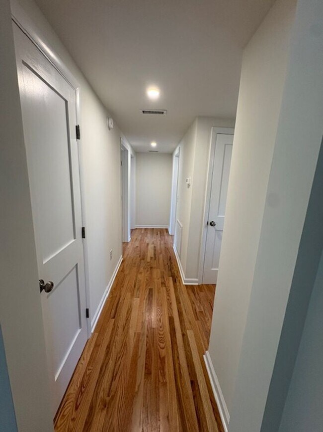 Building Photo - Newly Renovated Three Bedrooms Condo in South Windermere
