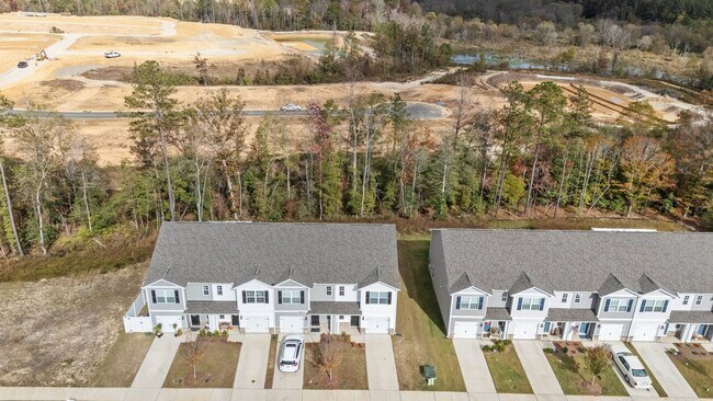 Building Photo - Beautiful new build townhome!