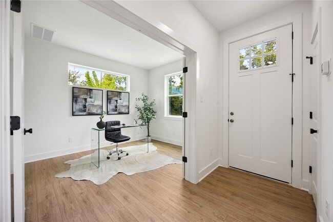 Building Photo - 835 Rachel St