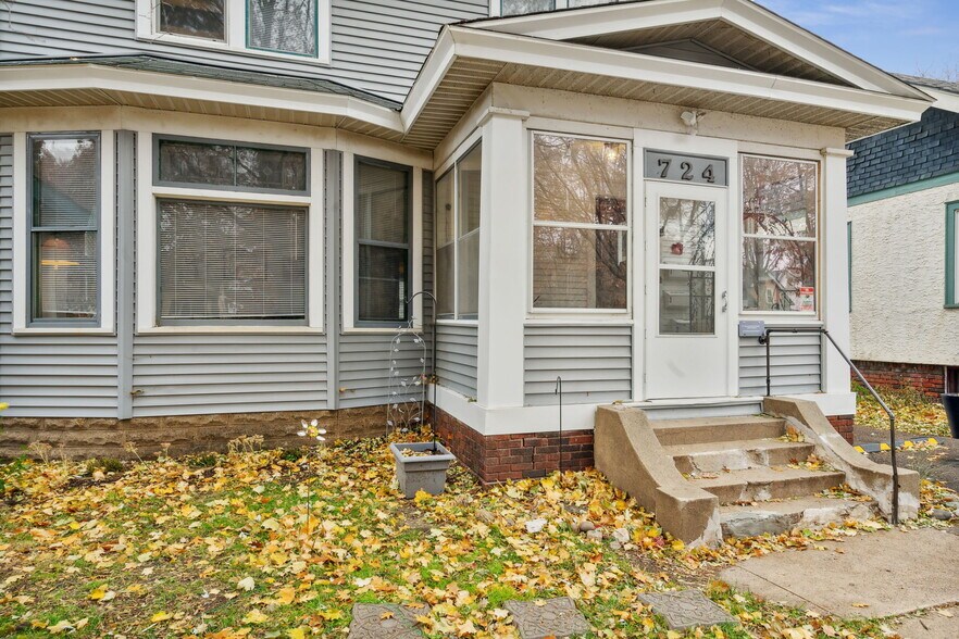 Building Photo - 724 Como Ave